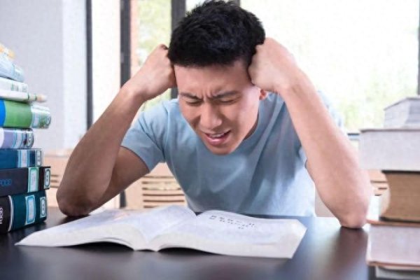 上阳网 警报！ 如果你经常无意识出现这个小动作，请立刻马上休息！