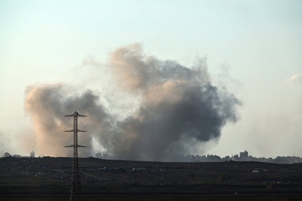 牛顺网 担心被扣押人员命运，数千人在内塔尼亚胡住所外抗议